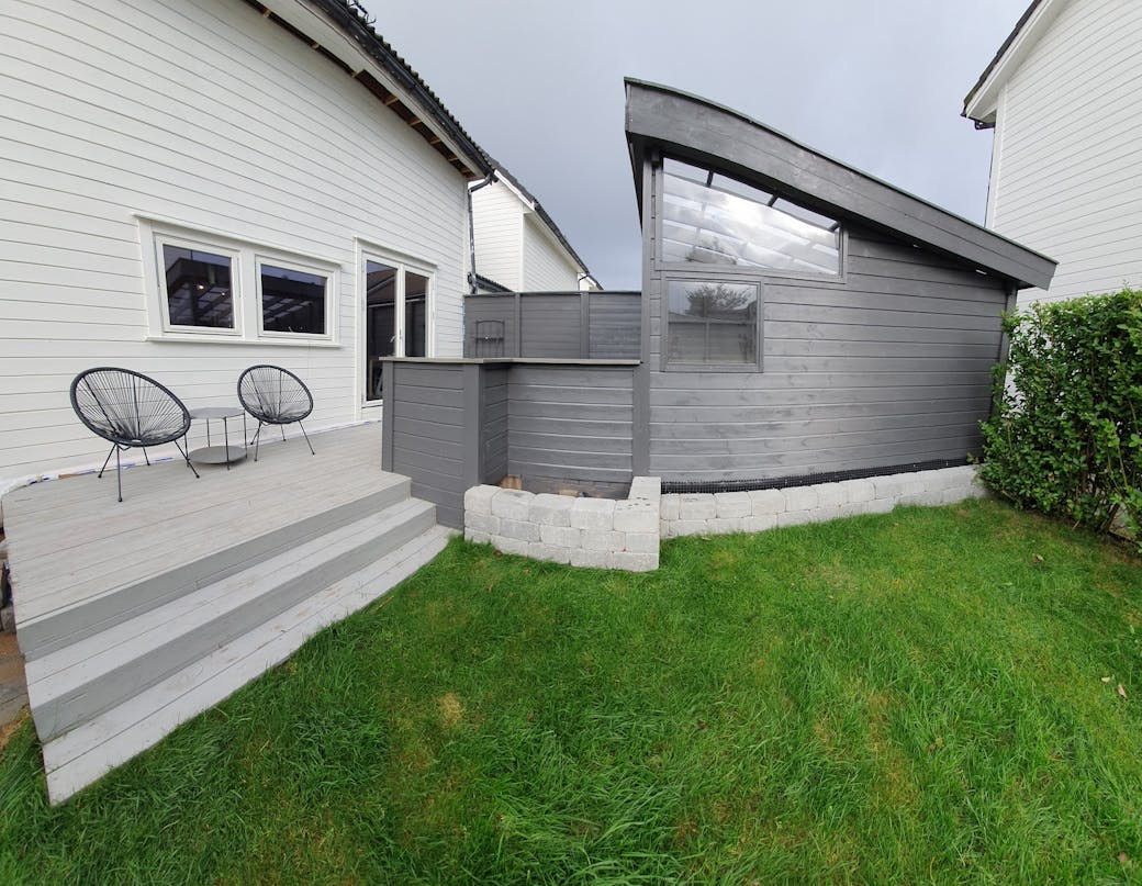 Havestue med sofa og udekøkken Havestue med sofa og udekøkken